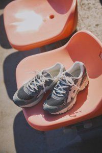 春のデニムオンデニムはどう着る？ブルー×グレーでまとめて爽やかに【グレーのスニーカーが主役のコーデ】