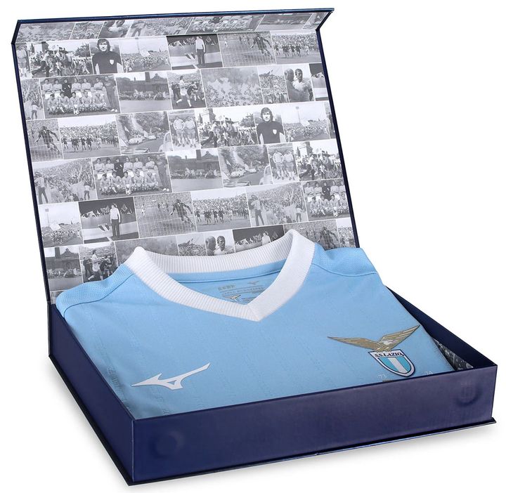 鎌田大地のラツィオ、セリエA初優勝「50周年記念ユニフォーム」を発表！“レトロカラー”で敬意を表す