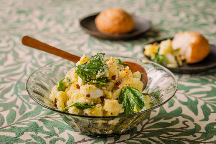 新じゃがいも レシピ ワタナベマキ バジルとアーモンドのヨーグルトポテトサラダ