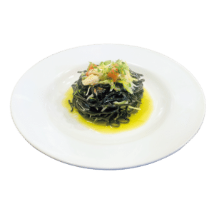 〈オステリアナカムラ〉の「カニとポロネギのいかすみ入りタリオリーニ」