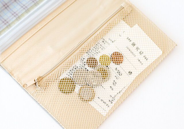 宝島社のムック付録の本気でお金が貯まる万能バインダーセットはメッシュポケット付きで小銭を収納できる