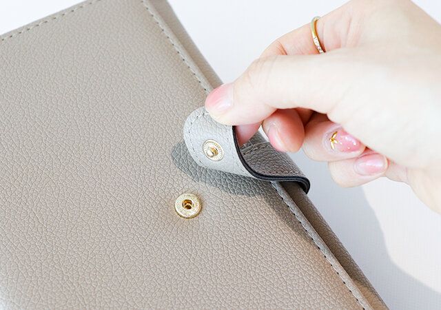 宝島社のムック付録の本気でお金が貯まる万能バインダーセットはスナップボタン式