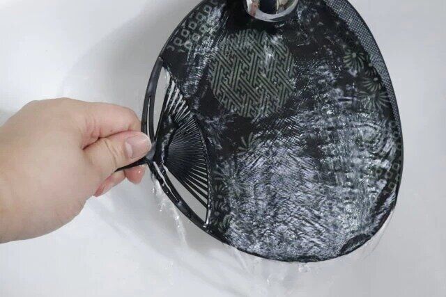 セリアの布うちわ 和柄 ミックス 黒紺を水に濡らす