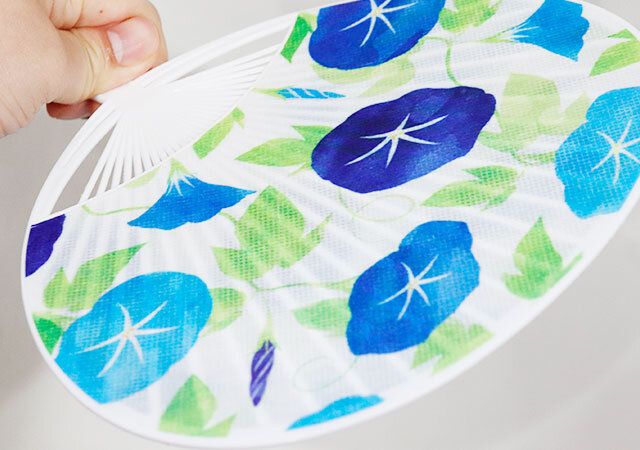 セリアの布うちわ 朝顔で扇ぐ