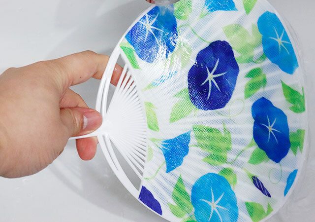 セリアの布うちわ 朝顔を水に濡らす