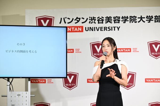 MEGUMIさんが名誉学院長に就任