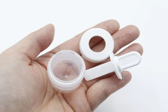 セリアのスパチュラ付きクリームケースは容器とスパチュラとキャップとそれぞれ分かれている