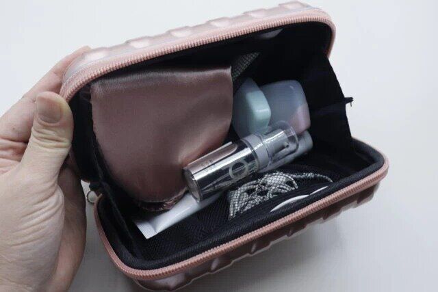 セリアのピンクのサテンアイマスクはコンパクトに畳めて収納