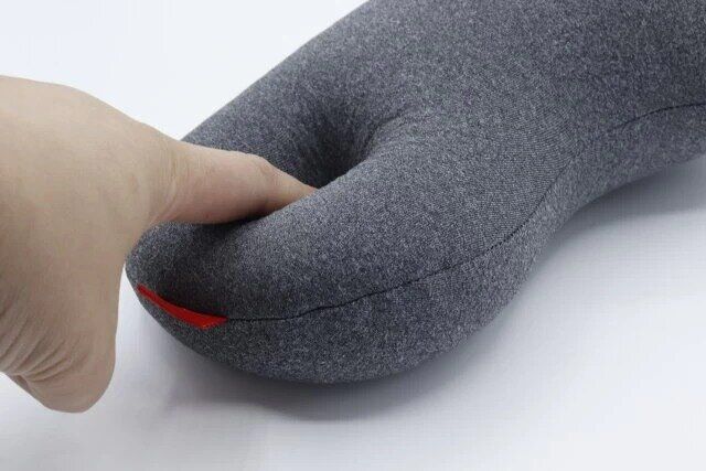 セリアのトラベルミニネックピローを押す