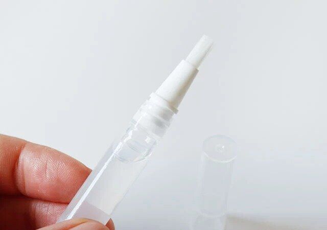 セリアのリキッド用リフィルペンのブラシタイプにオイルを入れる