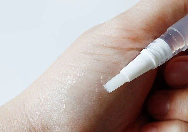 セリアのリキッド用リフィルペンのブラシタイプからオイルだ手に出す