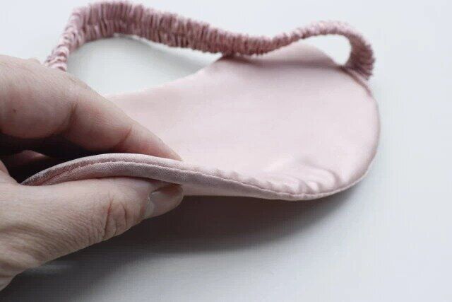 セリアのサテンアイマスクを触る