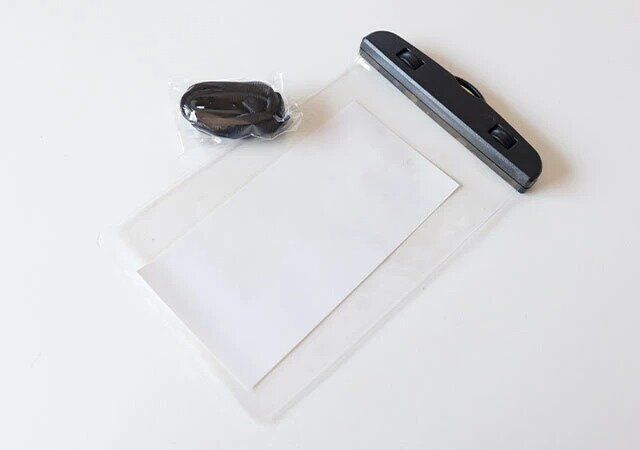 ダイソーのスマートフォン防水ケース