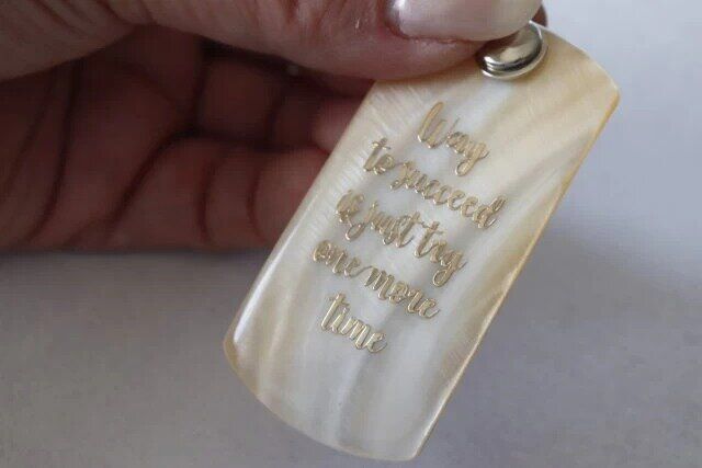 ダイソーの靴べらにもなるシェルキーホルダー