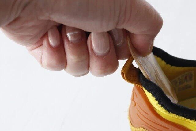 ダイソーの靴べらにもなるシェルキーホルダーを靴に添えてる