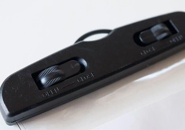 ダイソーのスマートフォン防水ケースは開口部にダイヤルロックがある