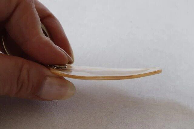 ダイソーの靴べらにもなるシェルキーホルダーは反っている