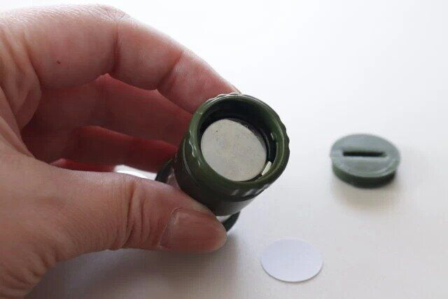 ダイソーのLEDミニランタンの中に電池