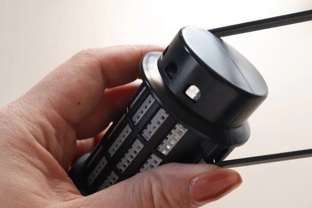 ダイソーのバルくん虫こないでネット掛けと置きランタンに吊る下げベルトを付ける