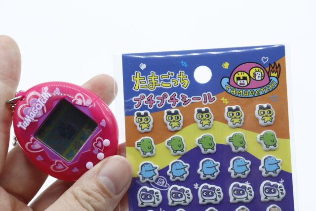 セリアのたまごっち プチプチシールとたまごっち