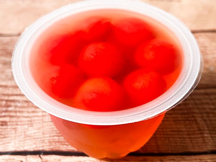 丸いさくらんぼがぎゅっと詰まったゼリー
