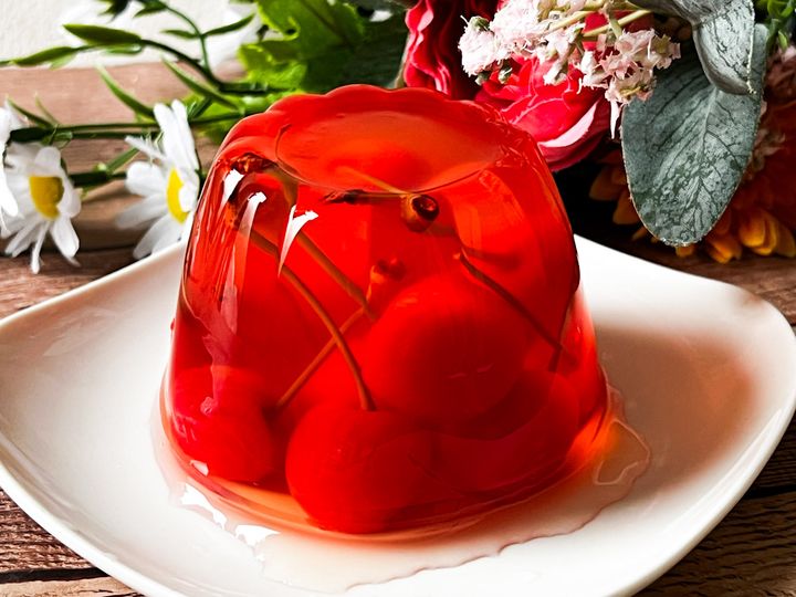 お皿に取り出した「さくらんぼ5656ゼリー」