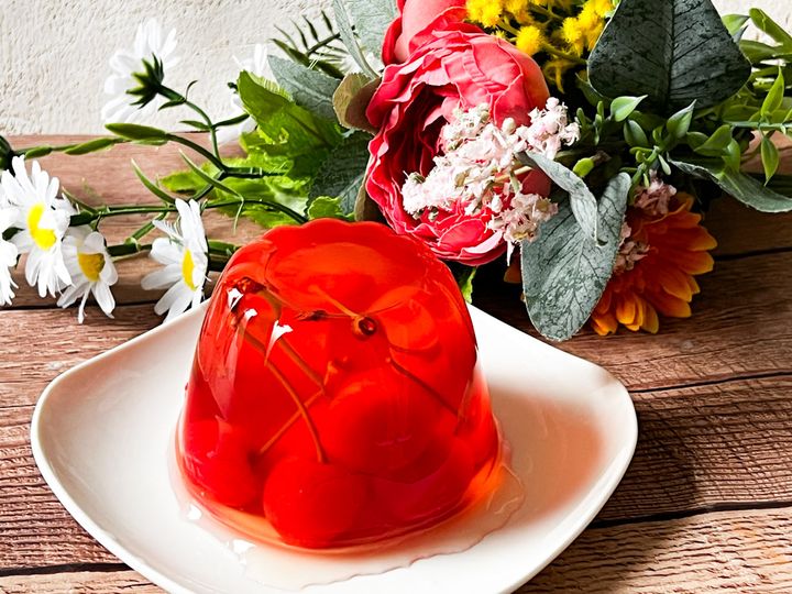 お皿に盛られた「さくらんぼ5656ゼリー」