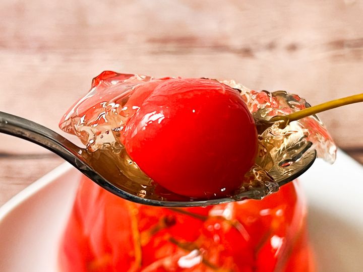 スプーンですくったさくらんぼとゼリー