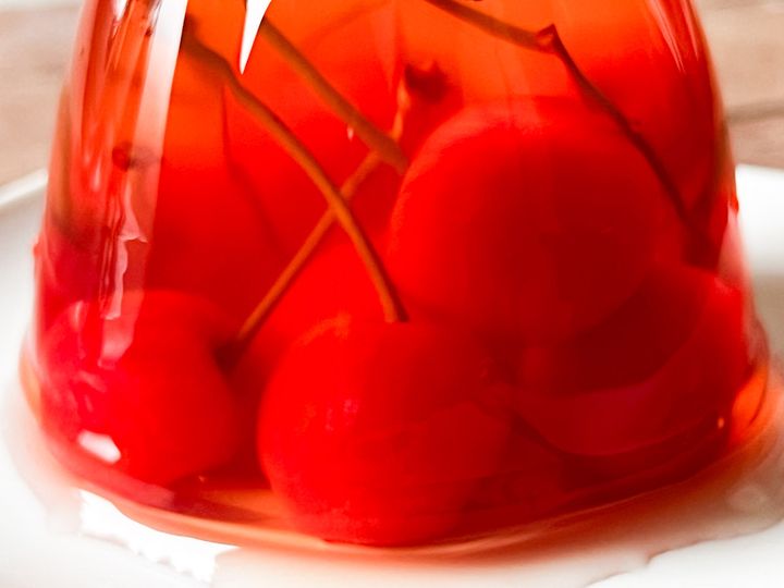 さくらんぼが詰まったゼリー