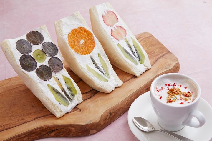 「お花のフルーツサンド」と「ラテ」