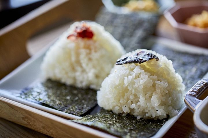 おむすび1個230円〜 （左 紀州南高梅 右 山椒こんぶ 各250円）
