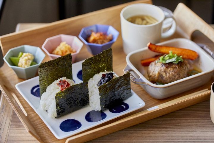 「選べるおむすび＆自家製近江牛ハンバーグ」 1980円