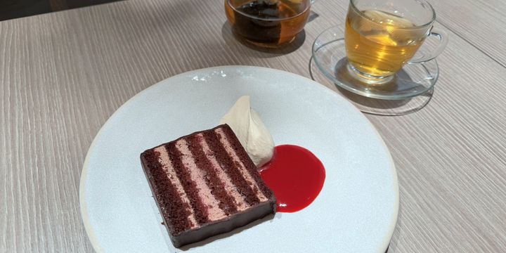 （左から）「チョコレートケーキ」1078円、「モロッカンミントティー」715円