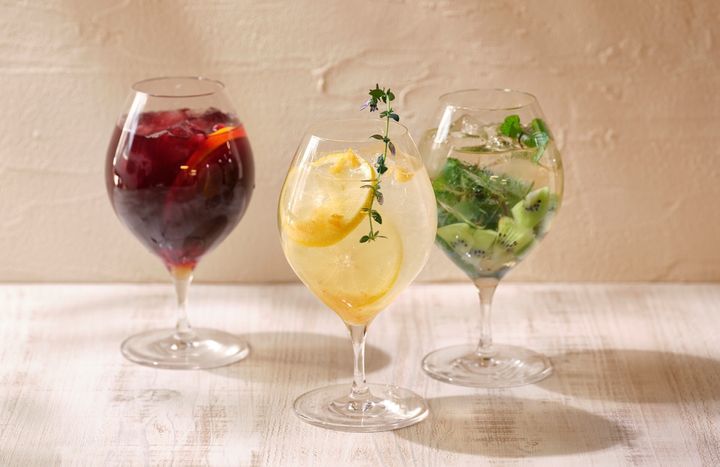 （左から）「ザクロアールグレイティー」、「エルダーフラワーバージンモヒート」、「ソルトレモンソーダ」各825円