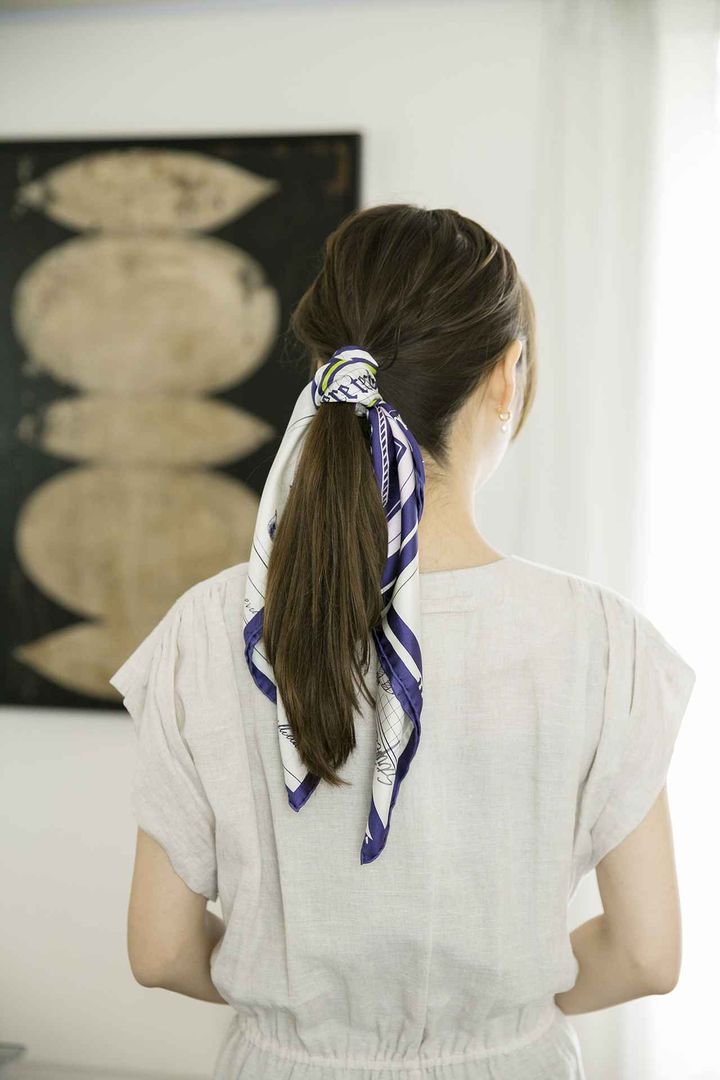 画像: 【manipuri】シルクスカーフ65（ニュースペイパー）［65×65cm］¥15,400、【TICCA】リネンコンビネゾン¥37,400、【PLOW】ピアス¥22,000 manipuri.jp