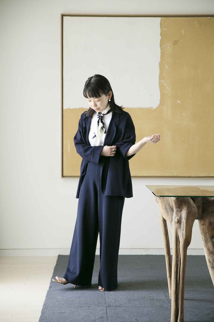 画像: 【manipuri】シルクスカーフ65（ビッグレオパード）［65×65cm］¥15,400、【TICCA】スクエアニットジャケット¥29,700、テレコアメリマンスリーブタンクトップ¥9,790、ミラノリブパンツ¥28,600、【PLOW】ピアス¥27,500、【NEBULONI E.】アンクルストラップサンダル¥59,400、その他／杉浦さん私物 manipuri.jp