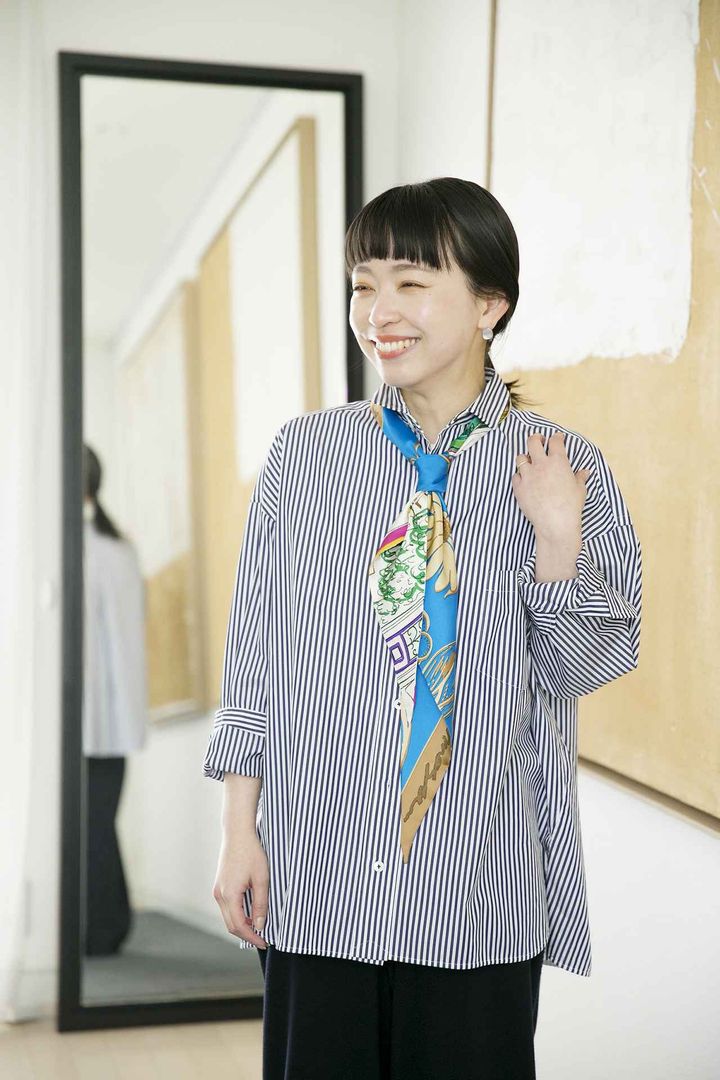 画像: 【manipuri】ダイヤ型スカーフ（LDN）［35×140cm］¥15,400、【TICCA】スクエアビッグシャツ¥25,300、その他／杉浦さん私物 manipuri.jp