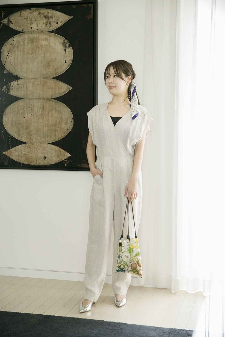 画像: 【manipuri】シルクスカーフ65（ニュースペイパー）［65×65cm］¥15,400、リバーシブルプリントトートS¥18,700、【TICCA】リネンコンビネゾン¥37,400、【PLOW】ピアス¥22,000、【NEBULONI E.】パンプス¥62,700、その他／桑山さん私物 manipuri.jp