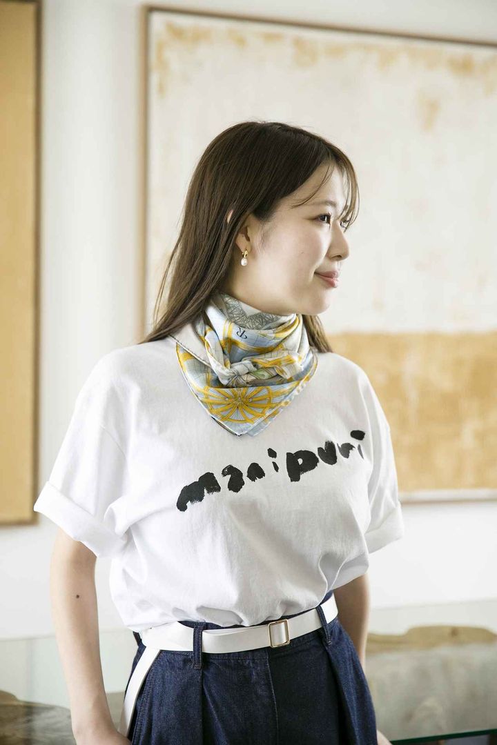 画像: 【manipuri】シルクスカーフ88（モニュメントバルーン）［88×88cm］¥19,800、ミドルTシャツ（ブラックバッグ）¥9,900、【TICCA】ペインターデニムパンツ¥26,400、【LEFIJE】ベルト¥12,100、【PLOW】ピアス¥22,000 manipuri.jp