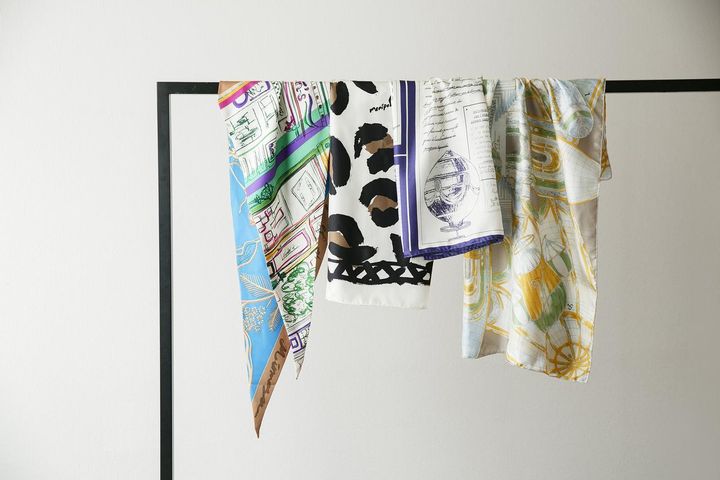 画像: 【manipuri】左から：ダイヤ型スカーフ（LDN）［35×140cm］¥15,400、シルクスカーフ65（ビッグレオパード）［65×65cm］¥15,400、シルクスカーフ65（ニュースペイパー）［65×65cm］¥15,400、シルクスカーフ88（モニュメントバルーン）［88×88cm］¥19,800 manipuri.jp