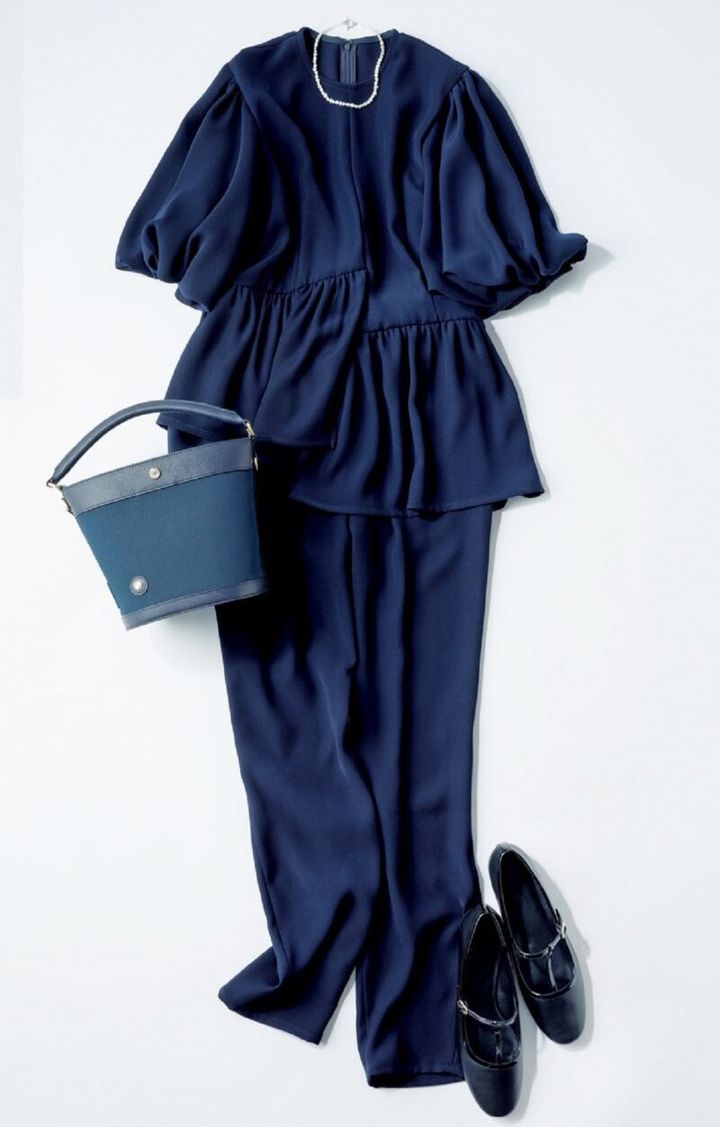 40代のネイビー エズミの甘めトップス 