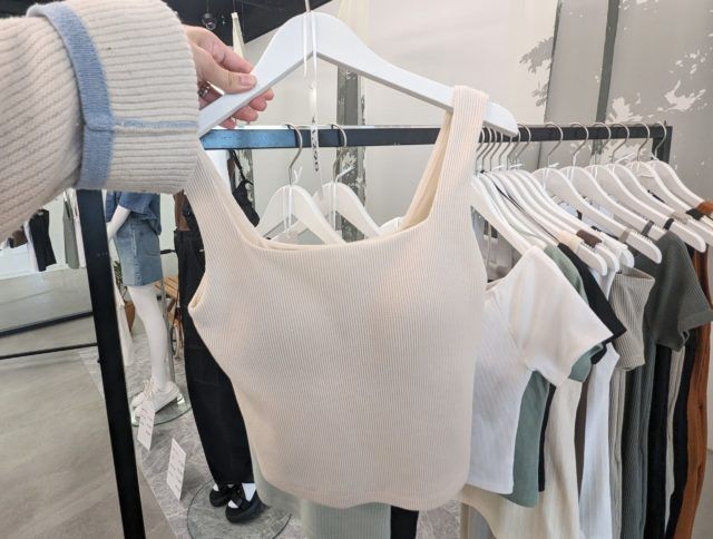 GU「ブラフィールスクエアホワイト」