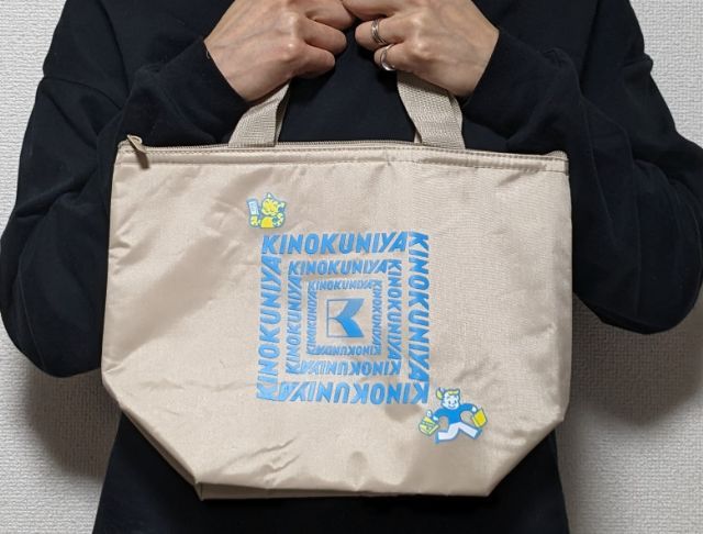 清涼感のある鮮やかな水色がアクセント