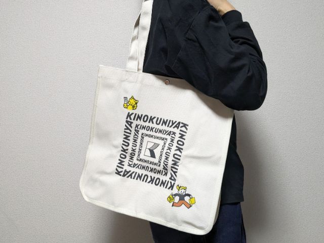 トートバッグ持ったところ