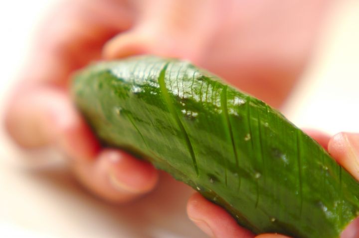 キュウリとタコの酢の物の下準備1