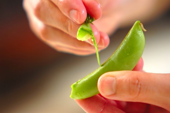 スナップエンドウとジャコのふんわり卵とじの下準備1