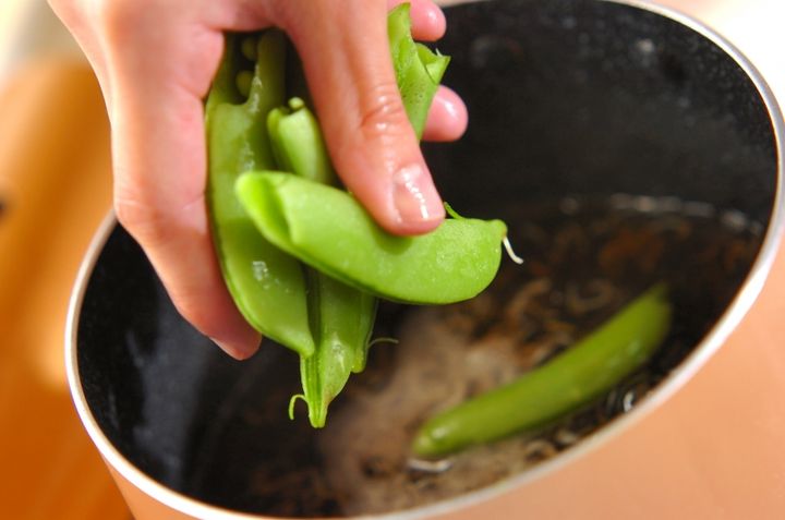 スナップエンドウとジャコのふんわり卵とじの作り方1