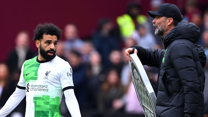 リヴァプールFWサラーとクロップ監督、交代前に口論勃発！キャラガーが理由を推測