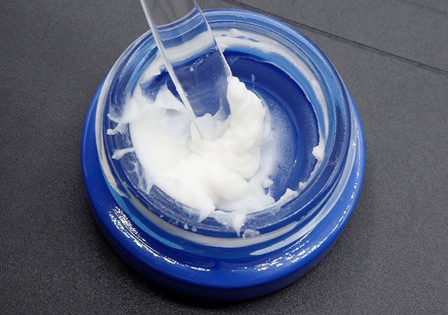 ダイソーのスパチュラスプーンの柄でコスメをかき集める様子