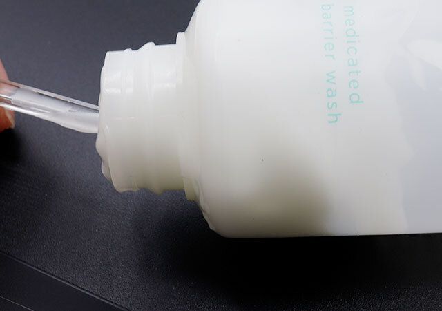 ダイソーのスパチュラスプーンでコスメをかき出す様子